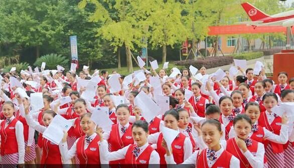 学生面试填志愿.jpg 学生面试填志愿.jpg