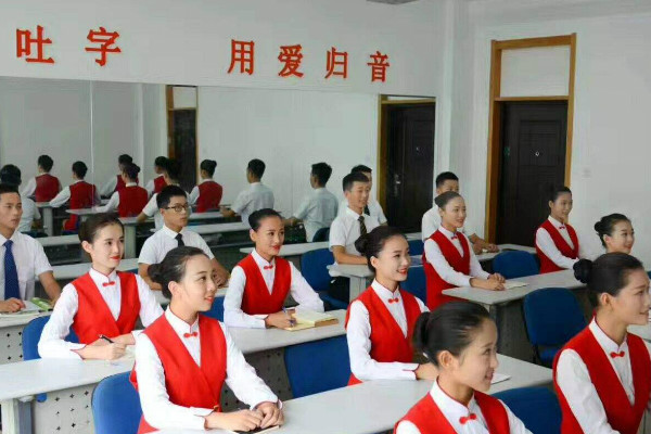 成都高铁学校让你成为高铁乘务员不是梦