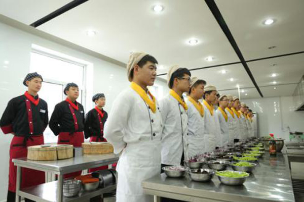 学生们在学习烹饪的过程中