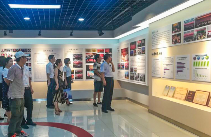 参观成师校史展览馆 参观成师校史展览馆