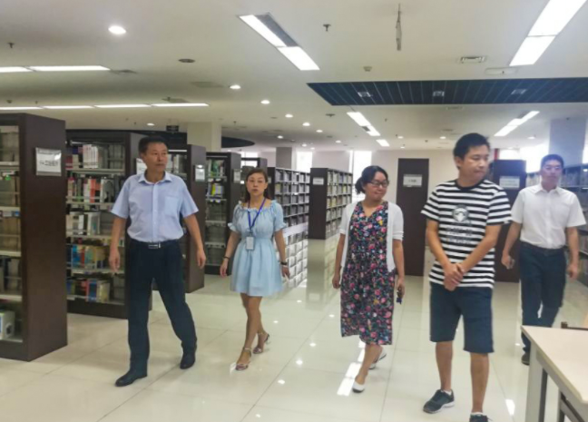 参观成师图书馆 参观成师图书馆